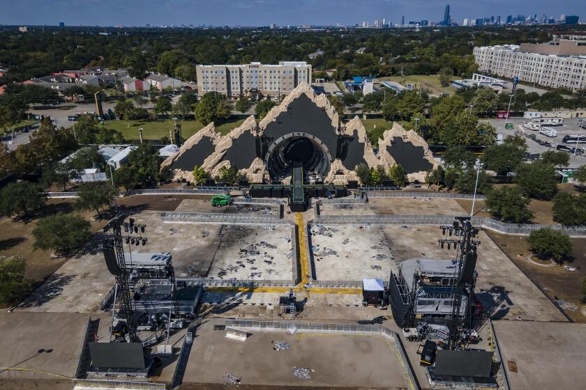 ARCHIVO - El escenario principal de Astroworld, donde una oleada de multitud provocó la muerte de varias personas, luce lleno de desechos del concierto, en un estacionamiento del NRG Center el 8 de noviembre de 2021, en Houston (Mark Mulligan/Houston Chronicle vía AP, Archivo)