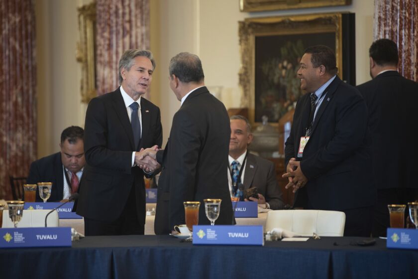 El secretario de Estado estadounidense Antony Blinken, izquierda, recibe a mandatarios de países insulares de Pacífico asistentes a la Cumbre EEUU-Países Insulares del Pacífico en el Departamento de Estado, Washington, 28 de setiembre de 2022. (AP Foto/Kevin Wolf)
