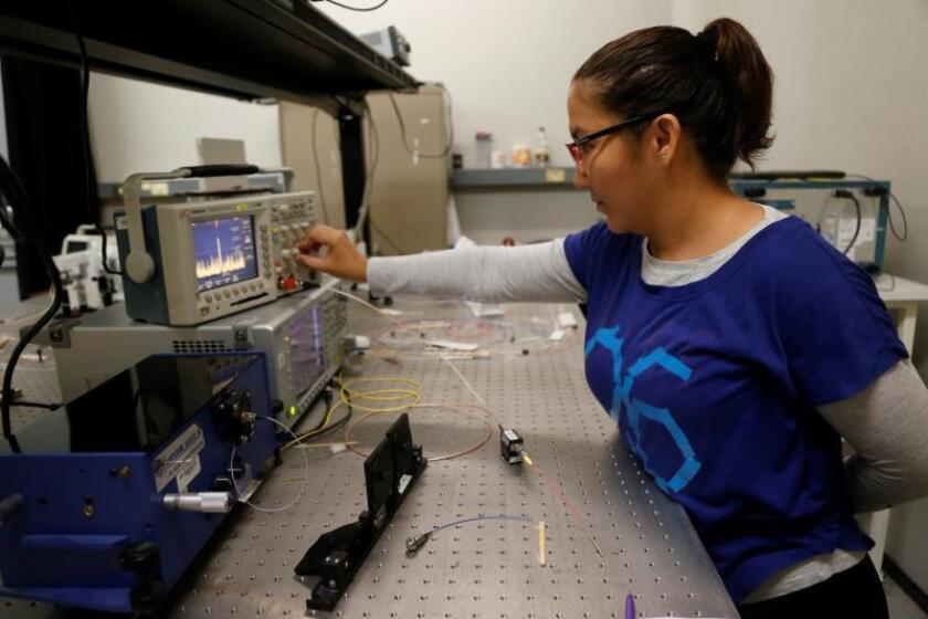 Fotografía fechada el 22 de agosto de 2019, muestra a personal realizando pruebas en los laboratorios para el desarrollo de investigación básica aplicada en el campo de la óptica y fotónica, en la ciudad de León en el estado de Guanajuato (México). EFE/Francisco Guasco