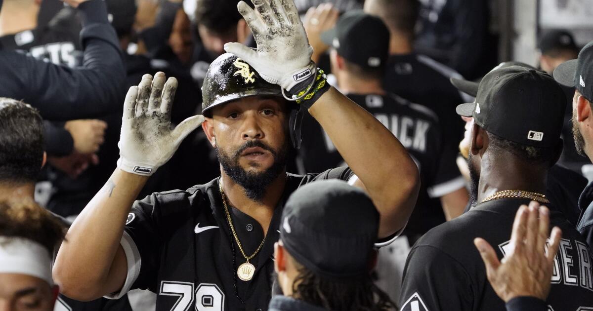 José Abreu hits 3-run homer as White Sox top Red Sox 4-3