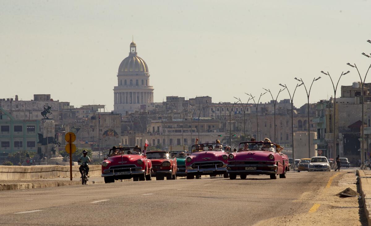 Autos clsicos y antiguos participan del Rally de Autos Antiguos de La Habana, en La Habana, Cuba, el domingo 3 de diciembre de 2023. El rally celebra el 125to aniversario de la llegada del primer automvil a la isla. (Foto AP/Ismael Francisco)