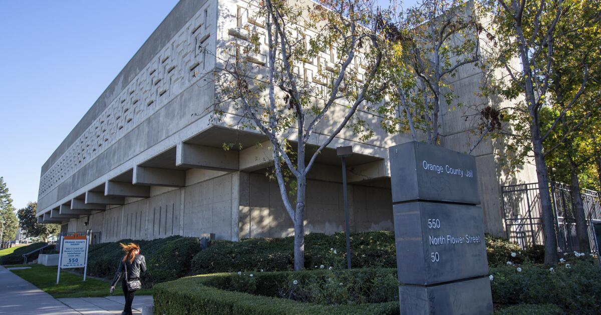 L’ancien shérif du comté d’Orange avait des photos de maltraitance d’enfants sur son téléphone, selon les procureurs