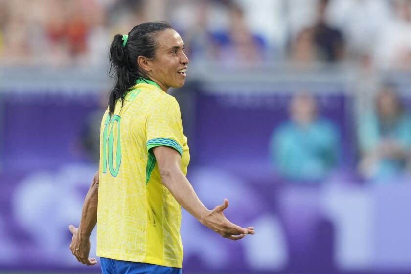 La brasileña Marta tras ser expulsada durante el partido contra España en el fútbol femenino de los Juegos Olímpicos de París, el miércoles 31 de julio de 2024, en Burdeos, Francia. (AP Foto/Moisés Castillo)