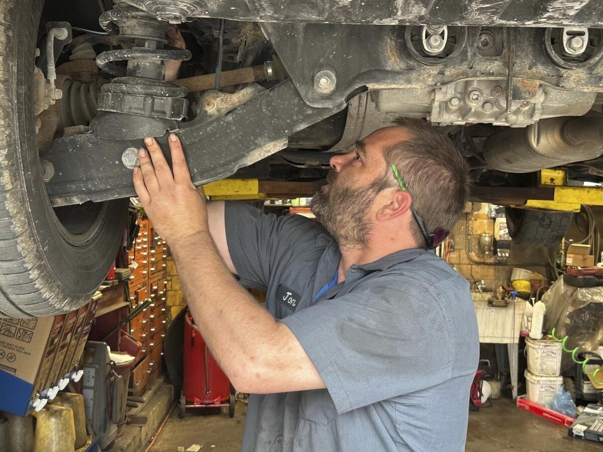 El mecánico Jon Guthrie inspecciona una camioneta Honda Ridgeline modelo 2014 en Japanese Auto 