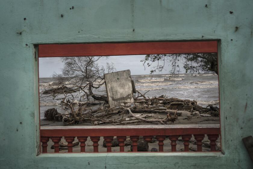 Una ventana enmarca un tramo de costa llena de escombros que dejó una inundación provocada por la elevación del nivel del mar en el Golfo de México, en la población costera de El Bosque, estado de Tabasco, México, 29 de noviembre de 2023. (AP Foto/Félix Marquez)