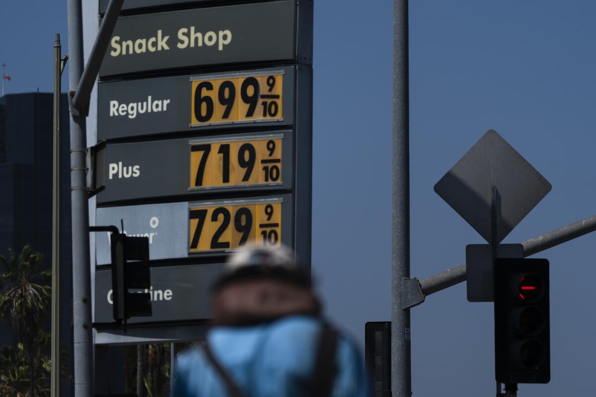 En esta imagen de archivo, el panel de una gasolinera muestra el precio del combustible, 