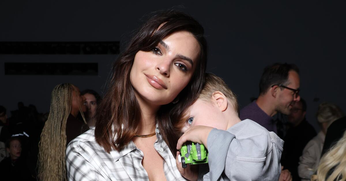 Emily Ratajkowski a gagné sept chiffres pour un livre sur le fait d’être une mère célibataire
