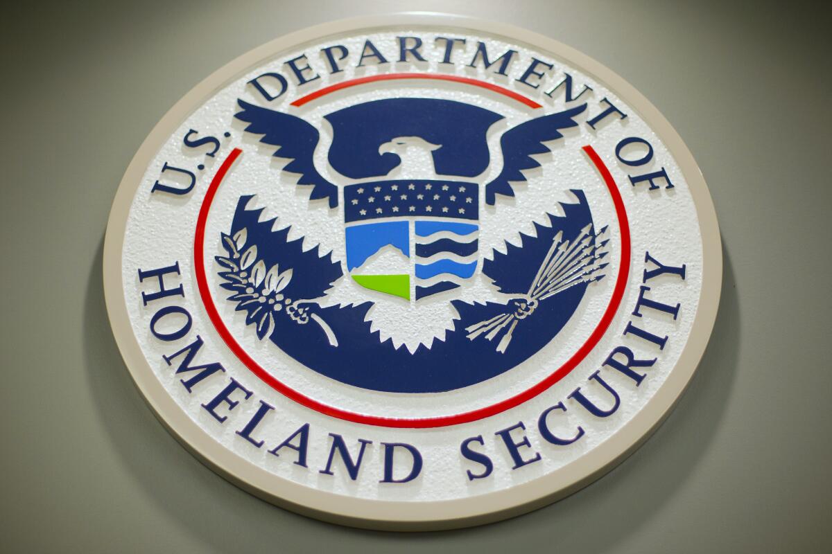 ARCHIVO - Esta fotografía muestra el logotipo del Departamento de Seguridad Nacional de Estados Unidos