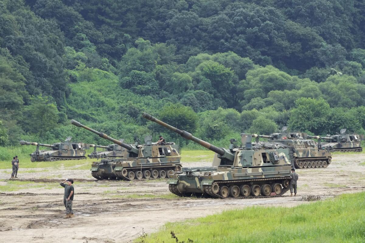 South Korean army howitzers
