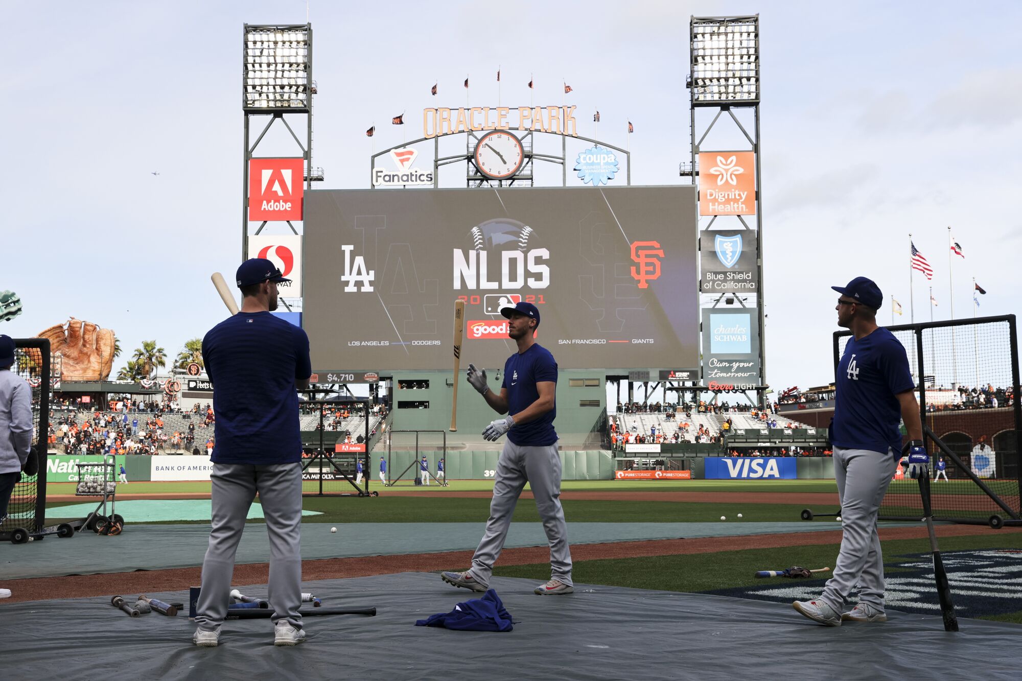  Dodgers' Cody Bellinger, center, waits to bat during batting practice.