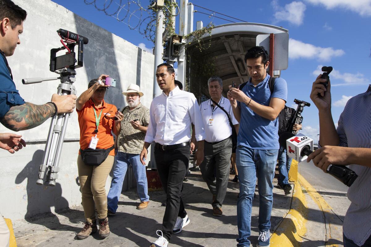 El candidato presidencial demócrata Julián Castro camina sobre el Puente Internacional Gateway el lunes 7 de octubre de 2019, durante su visita al campamento de migrantes en Matamoros, México. Castro visitó el lugar para reunirse con LGBTQ y refugiados discapacitados, además de presentar a 13 personas que solicitan asilo a las autoridades en Brownsville, Texas.