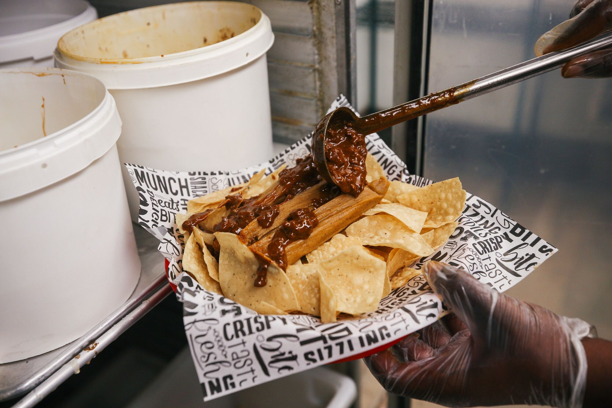 Aşırı tamale nachos siparişi hazırlanır.