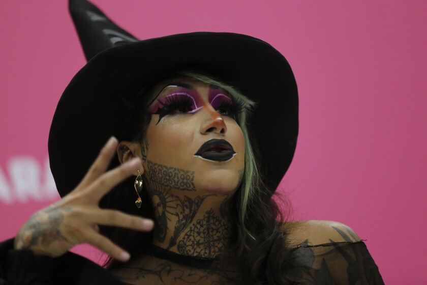 Con colorido y glamour, drag queens narran historias en la FIL de Guadalajara