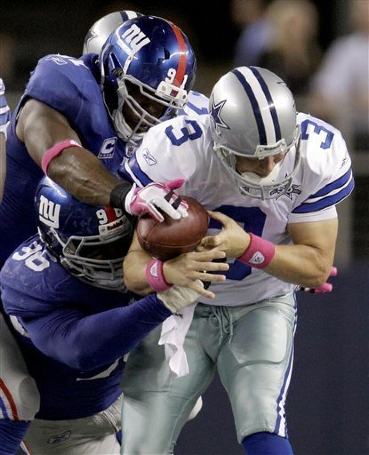 New York Giants defensive tackle Barry Cofield holds up a