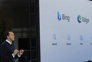 Yusuf Mehdi, vicepresidente corporativo de Búsqueda de Microsoft, habla con los medios de comunicación sobre la integración del motor de búsqueda Bing y el navegador Edge con OpenAI el martes 7 de febrero de 2023, en Redmond. (AP Foto/Stephen Brashear)