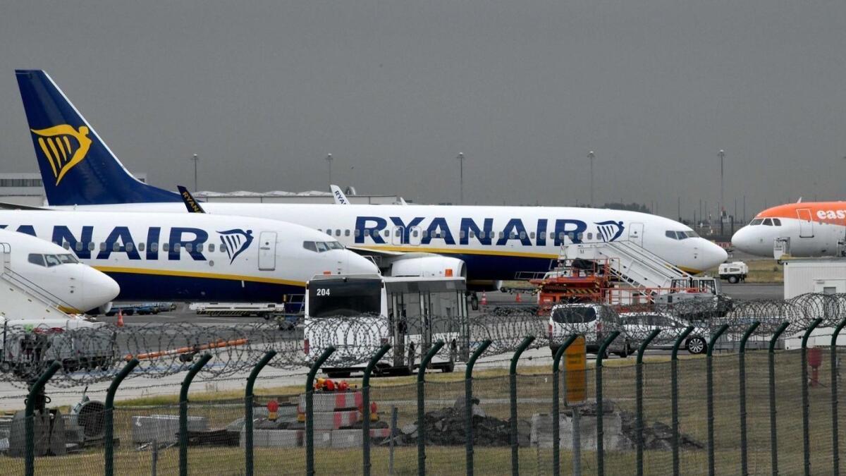 Aviones de la aerolínea irlandesa Ryanair están en la pista.