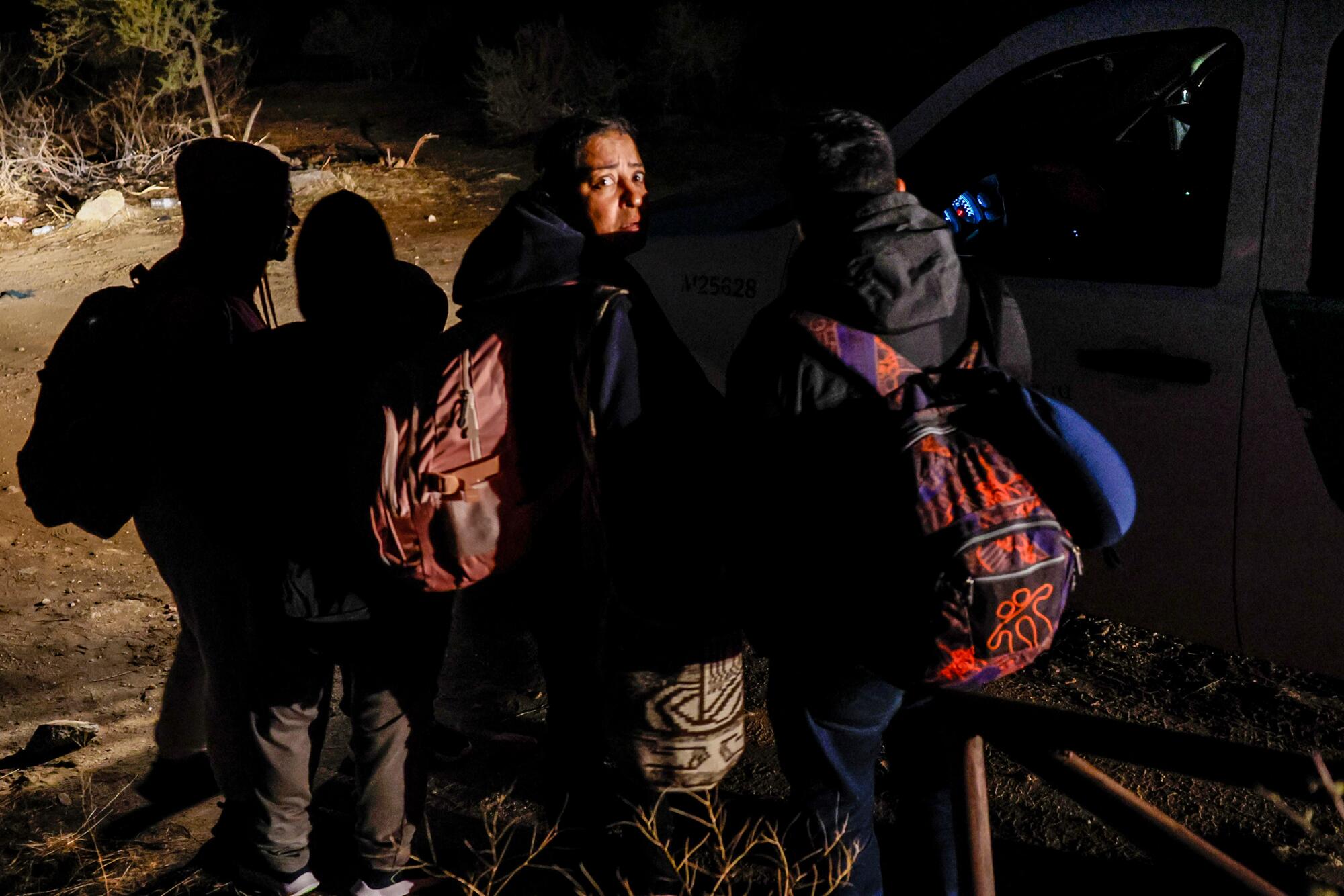 Una familia colombiana se acurruca en la oscuridad a la espera de ser trasladada.