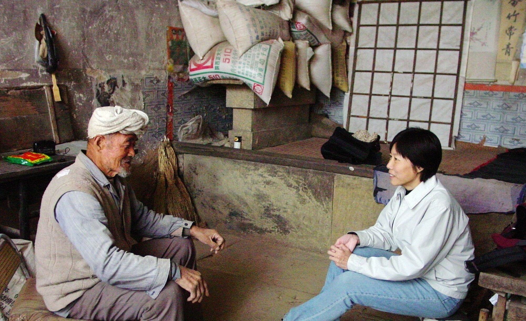 Guo Yuhua interviews a villager in Ji village, Shaanxi province. 