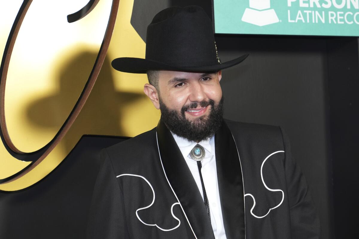 Carin Leon no asistió a la ceremonia premier del Grammy, pero agradeció a la distancia y explicó su motivo.