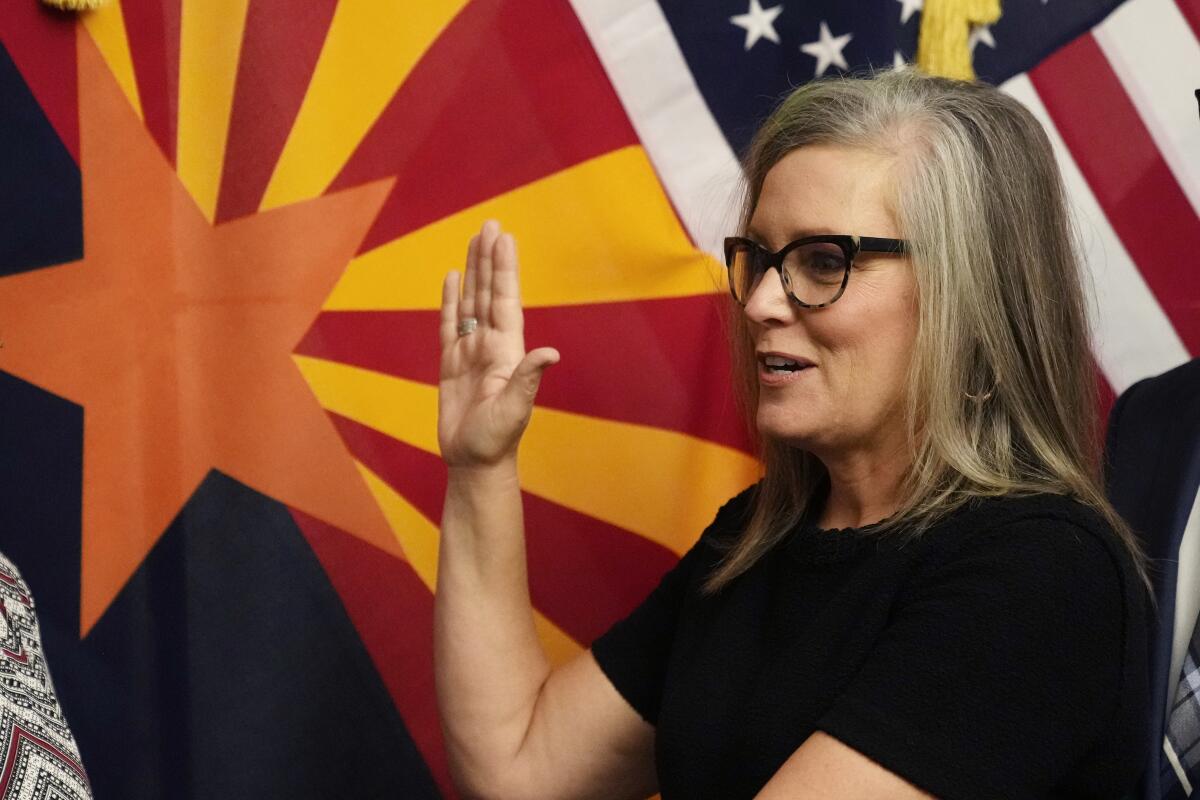 La nueva gobernadora demócrata de Arizona, Katie Hobbs, presta juramento en una ceremonia en el Capitolio