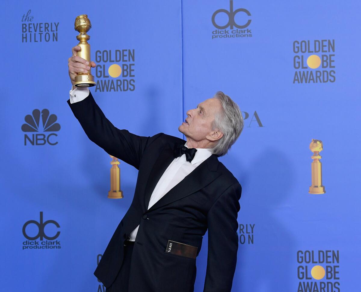 El actor Michael Douglas muestra su premio por su trabajo en la serie "The Kominsky Method".