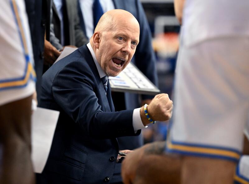 UCLA antrenörü Mick Cronin mola sırasında oyuncularına talimatlar veriyor.