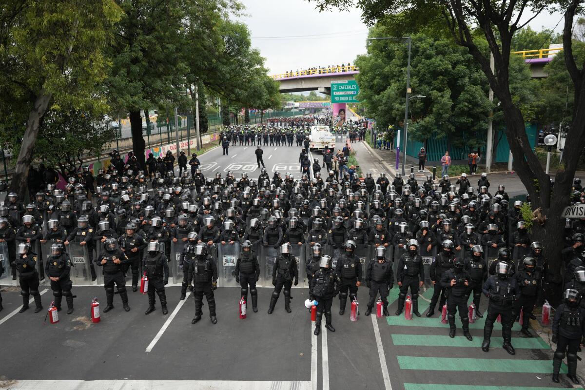 México se blinda para el Mundial y cruza los dedos para que las protestas no empañen su inauguración - Los Angeles Times