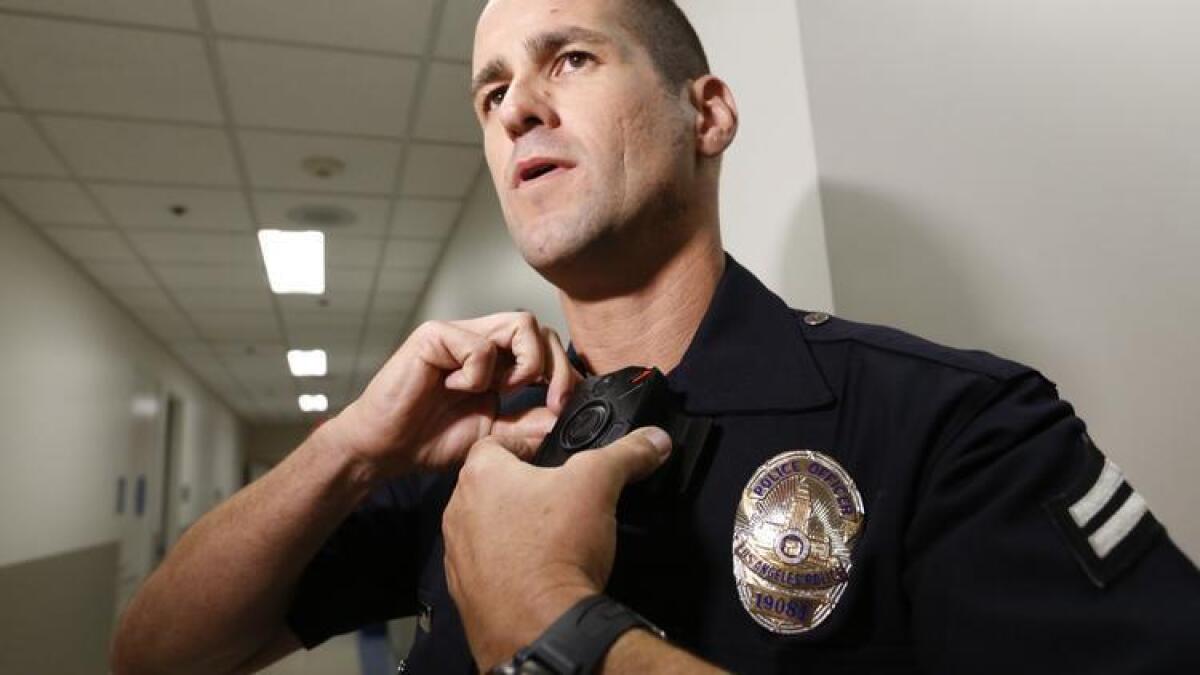 El oficial del LAPD Jim Stover muestra su nueva cámara corporal en el cuartel general de la División Mission en el mes de agosto.