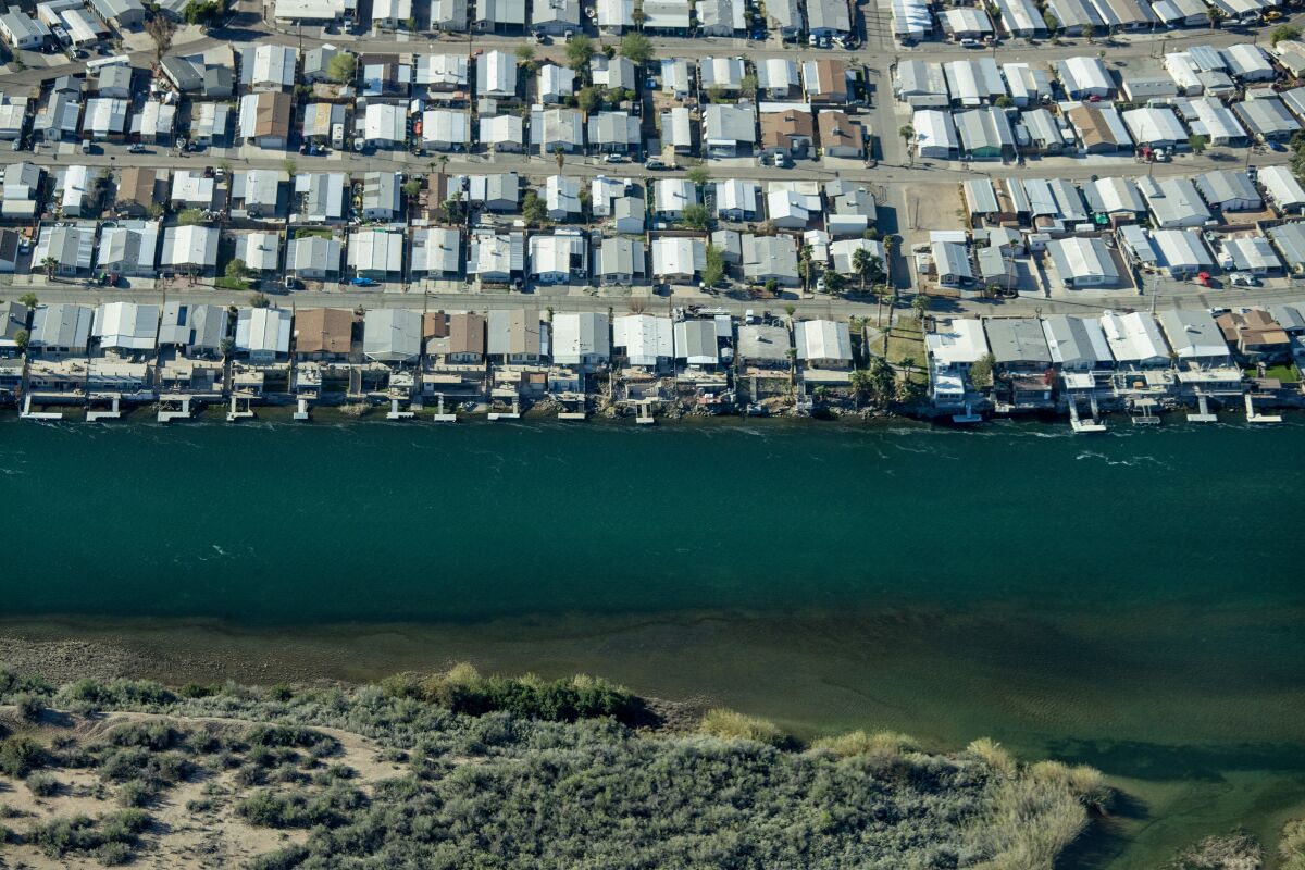 Parker, Arizona'da Colorado Nehri kıyısındaki evler Bu yıl yoğun kar yağışı nehirdeki su miktarını artırdı.