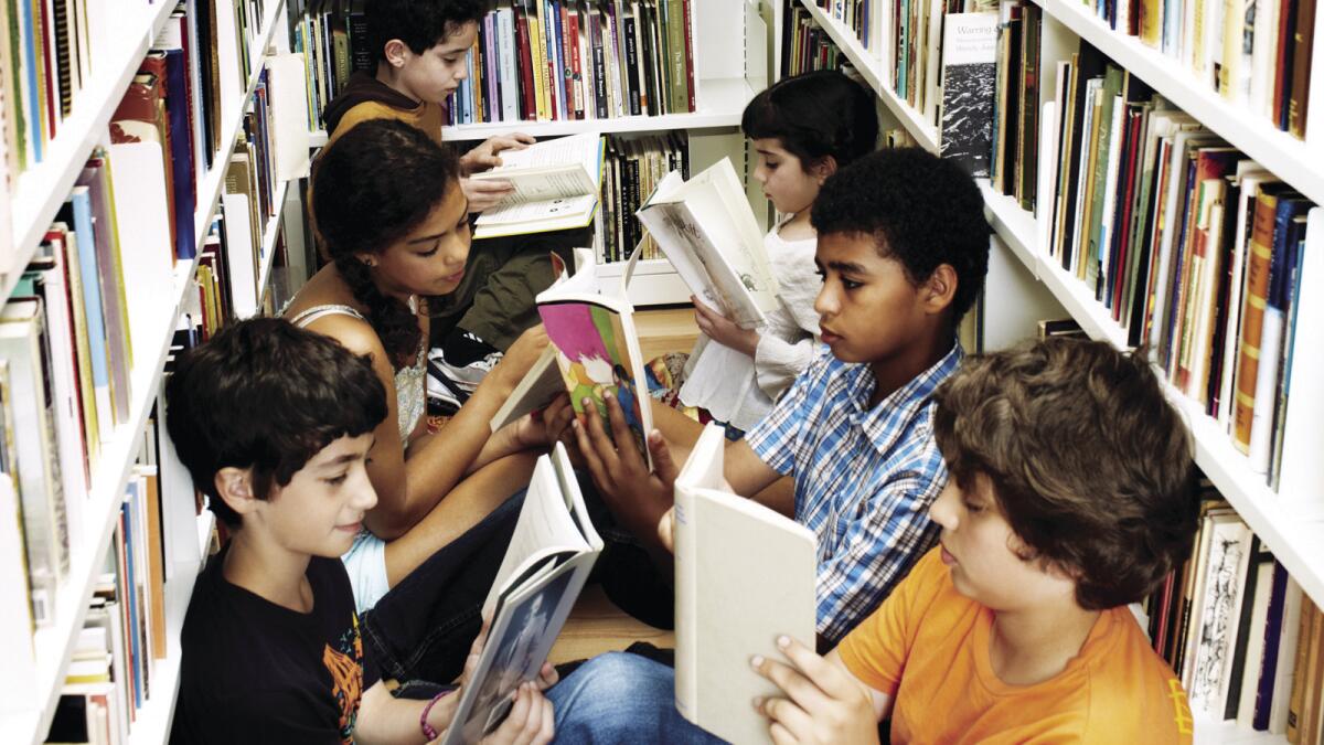 Niños leyendo en una biblioteca