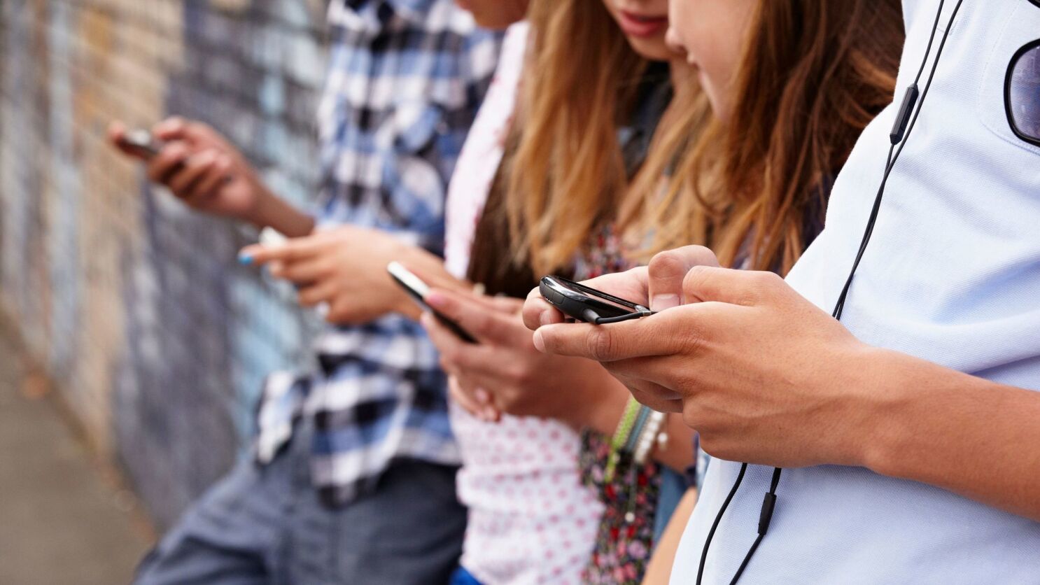 Less smartphone equals happier teenager, study suggests - Los Angeles Times