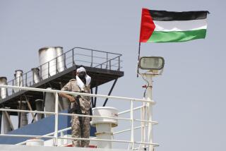 Un soldado hutí se ve de pie a bordo del barco israelí Galaxy, tomado por los hutíes, en el puerto de Saleef, cerca de Hodeidah, Yemen, el domingo 12 de mayo de 2024. (AP Foto/Osamah Abdulrahman)