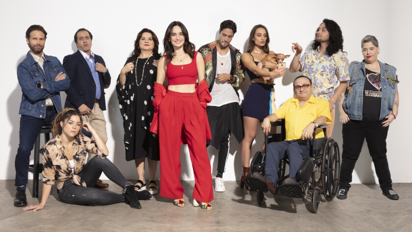 Ana junto al elenco de su nueva serie.