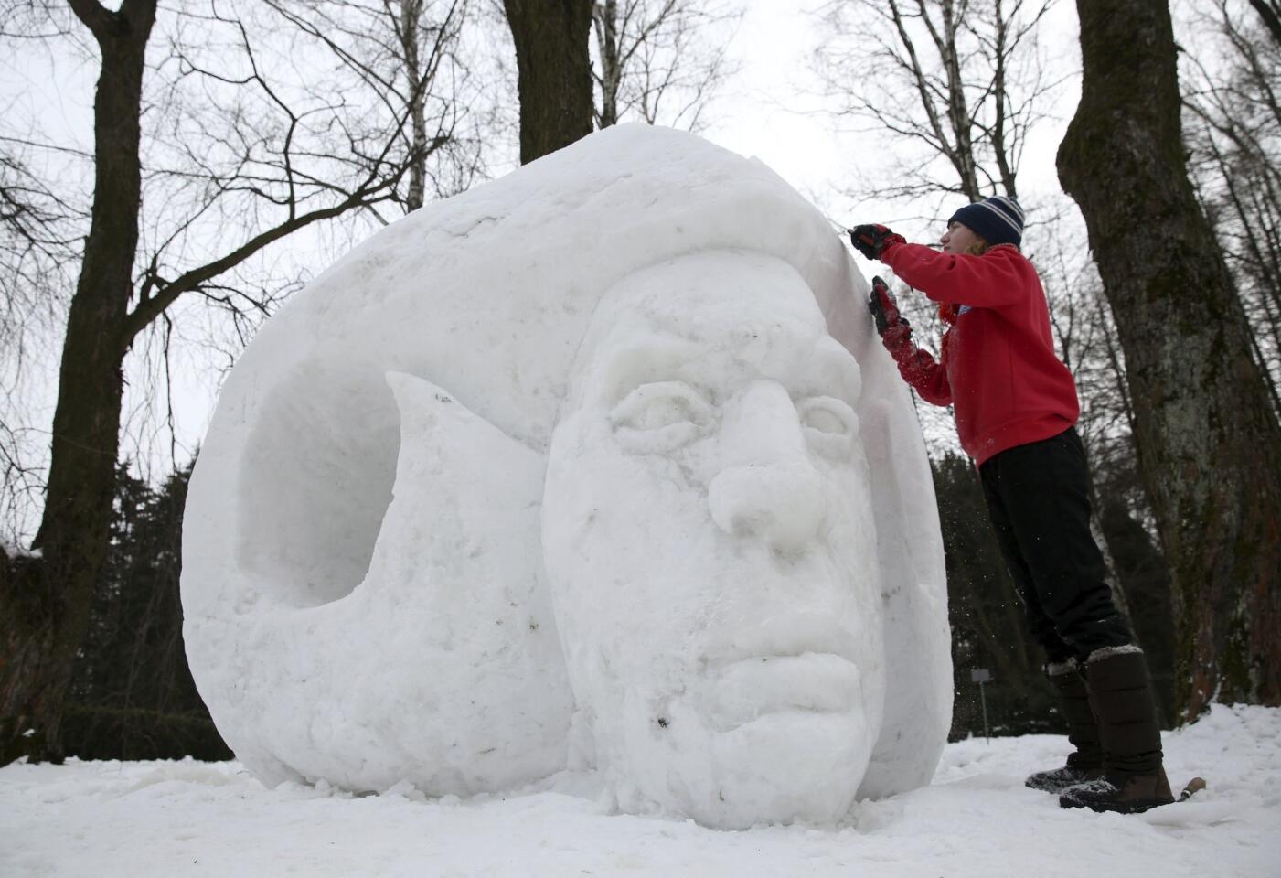 Un artista trabaja en una escultura de hielo durante el tercer 'Crystals World' del festival de esculturas de hielo y nieve de Minsk, Bielorrusia. El festival se celebra en el Jardín Botánico Central de la Academia Nacional de Ciencias de Bielorrusia.