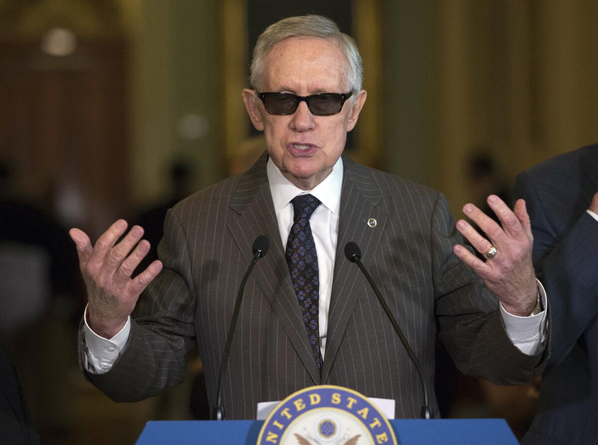 El titular del bloque demócrata en el Senado, Harry Reid, habla a la prensa en el Congreso en Washington, martes 21 de julio de 2015. Reid criticó a Donald Trump por sus ataques al senador John McCain y después a todo el Partido Republicano. (AP Foto/Molly Riley)