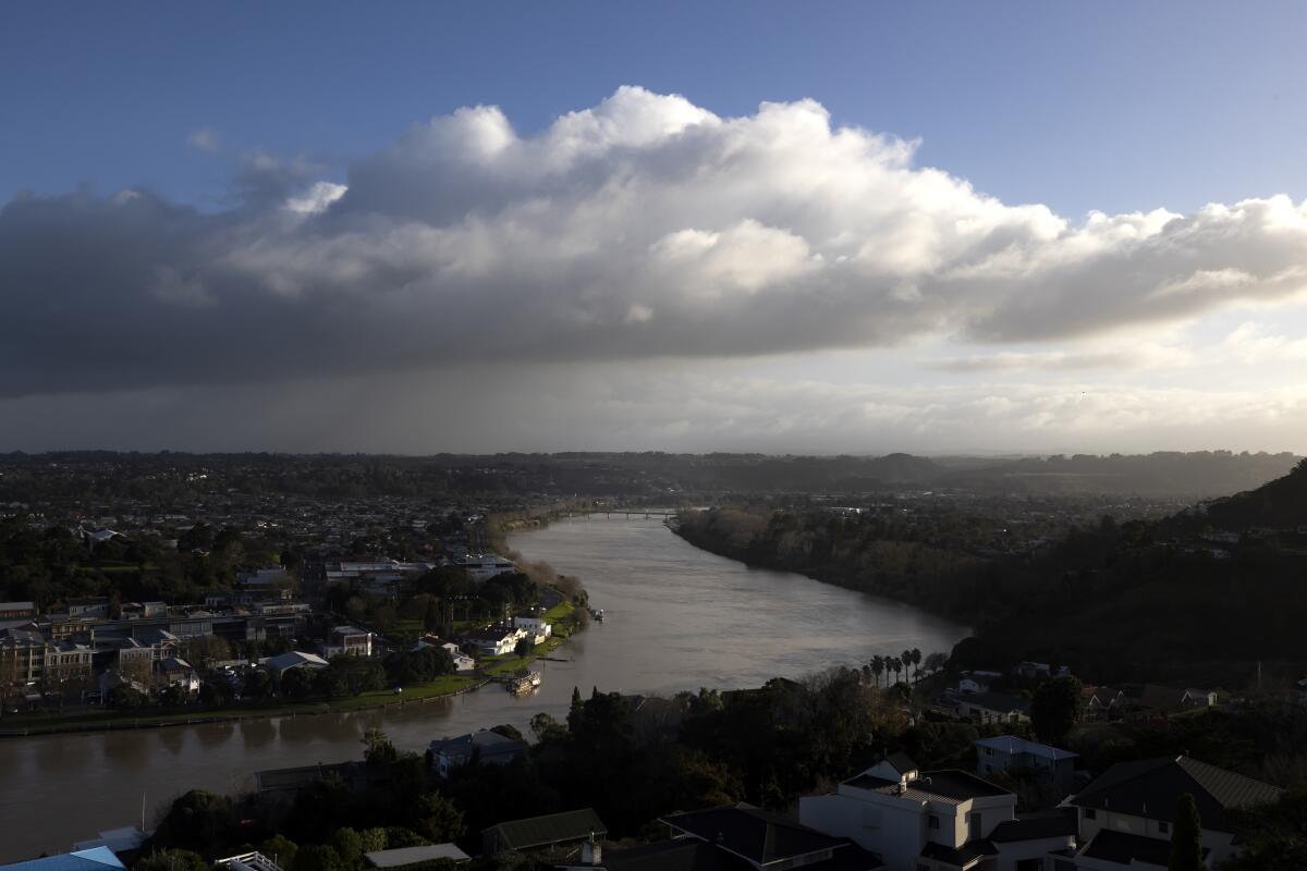 El río Whanganui pasa por la localidad de Whanganui, Nueva Zelanda, el 15 de junio de 2022. 