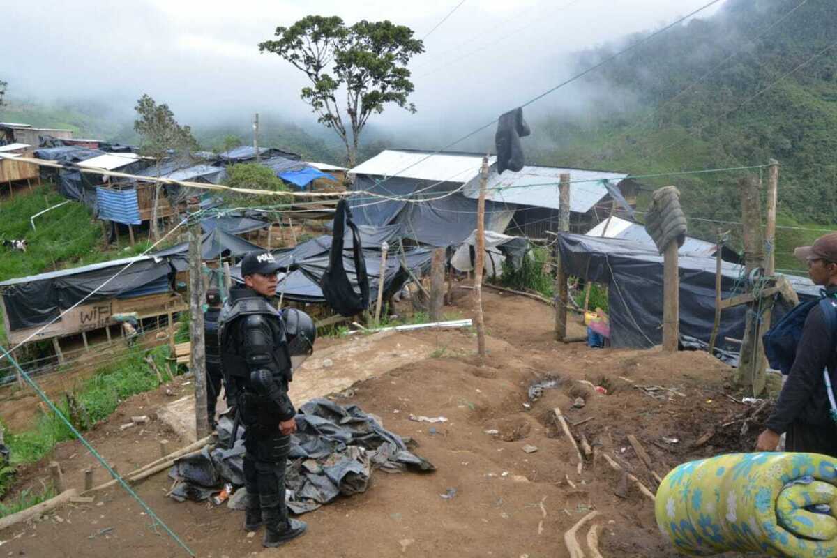 un asentamiento de minería de oro ilegal durante un operativo en Buenos Aires, Ecuador.