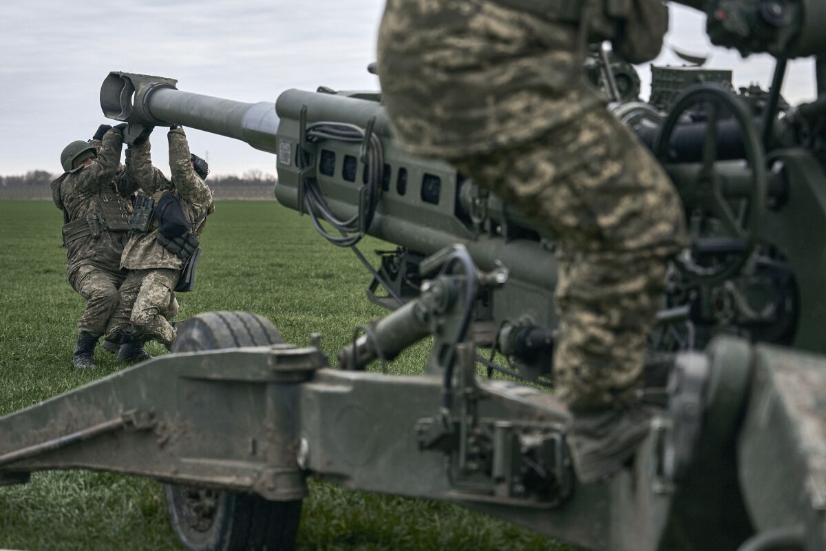 En esta imagen de archivo, soldados ucranianos preparan un obús M777 suministrado por Estados Unidos
