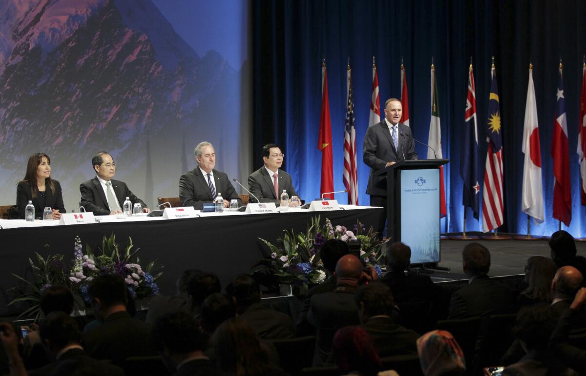John Key, primer ministro de Nueva Zelanda, habla a delegados en la ceremonia de firma del Acuerdo de Asociación Transpacífico, el jueves 4 de febrero de 2016, en Auckland, Nueva Zelanda. Ministros de Comercio de 12 naciones de la Cuenca del Pacífico, incluido EEUU, firmaron ceremonialmente el tratado de libre comercio. (David Rowland/SNPA vía AP)