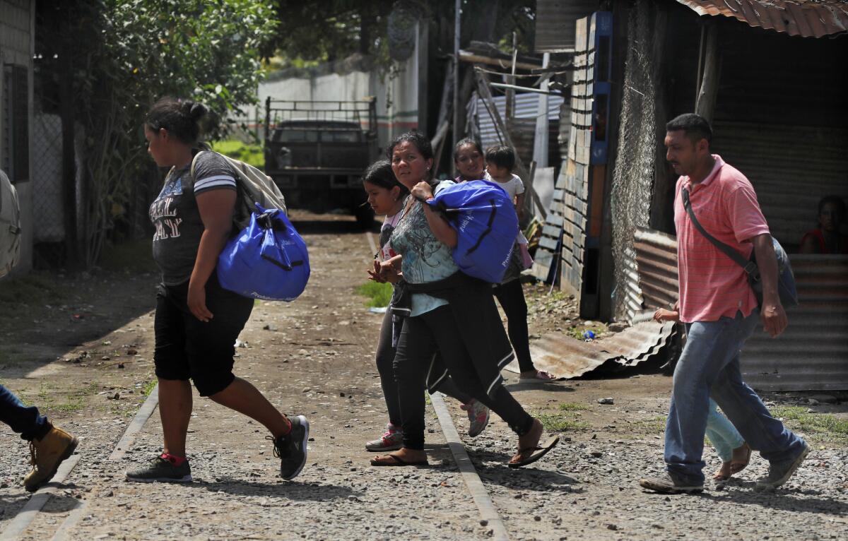 Migrantes hondureños llegan de Guatemala por la frontera sureña de México, cerca de Ciudad Hidalgo, México, el martes 4 de junio de 2019. (AP Foto/Marco Ugarte)