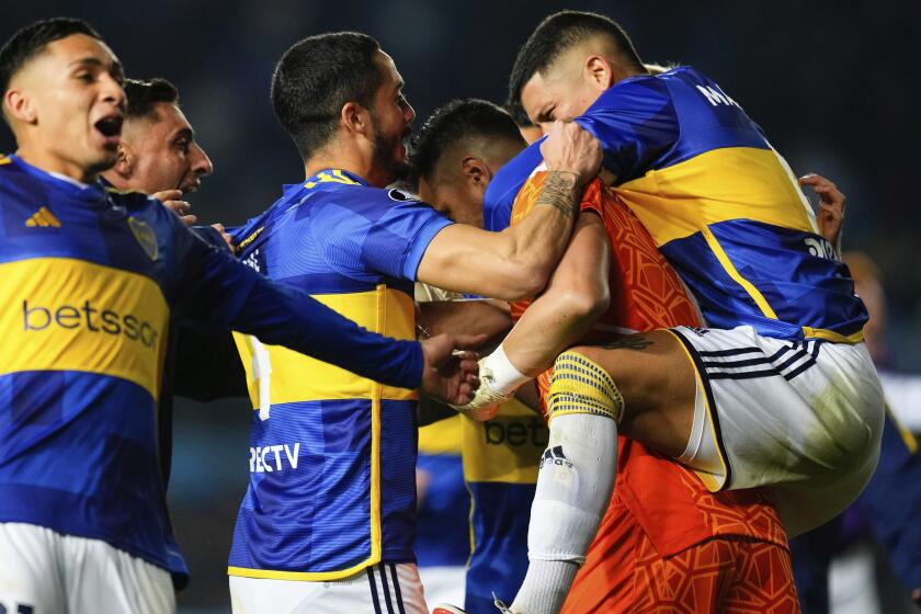 Los jugadores de Boca Juniors de Argentina festejan el triunfo por penales sobre Racing, en los cuartos de final de la Copa Libertadores, el miércoles 30 de agosto de 2023, en Buenos Aires. (AP Foto/Natacha Pisarenko)