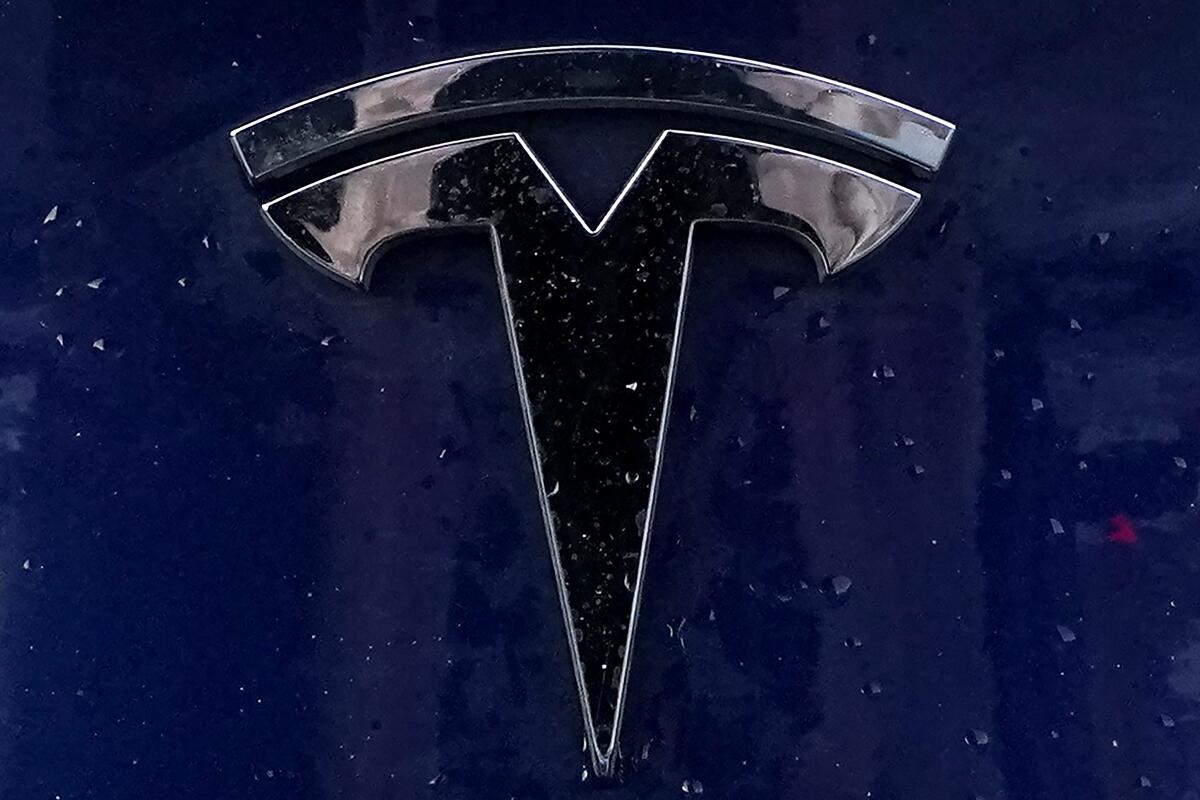 El emblema de un vehículo eléctrico Tesla en un vehículo de pasajeros.