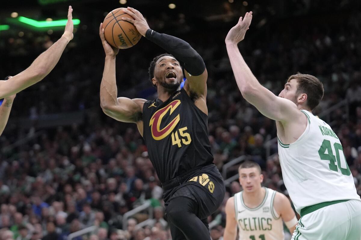 Donovan Mitchell, de los Cavaliers de Cleveland,