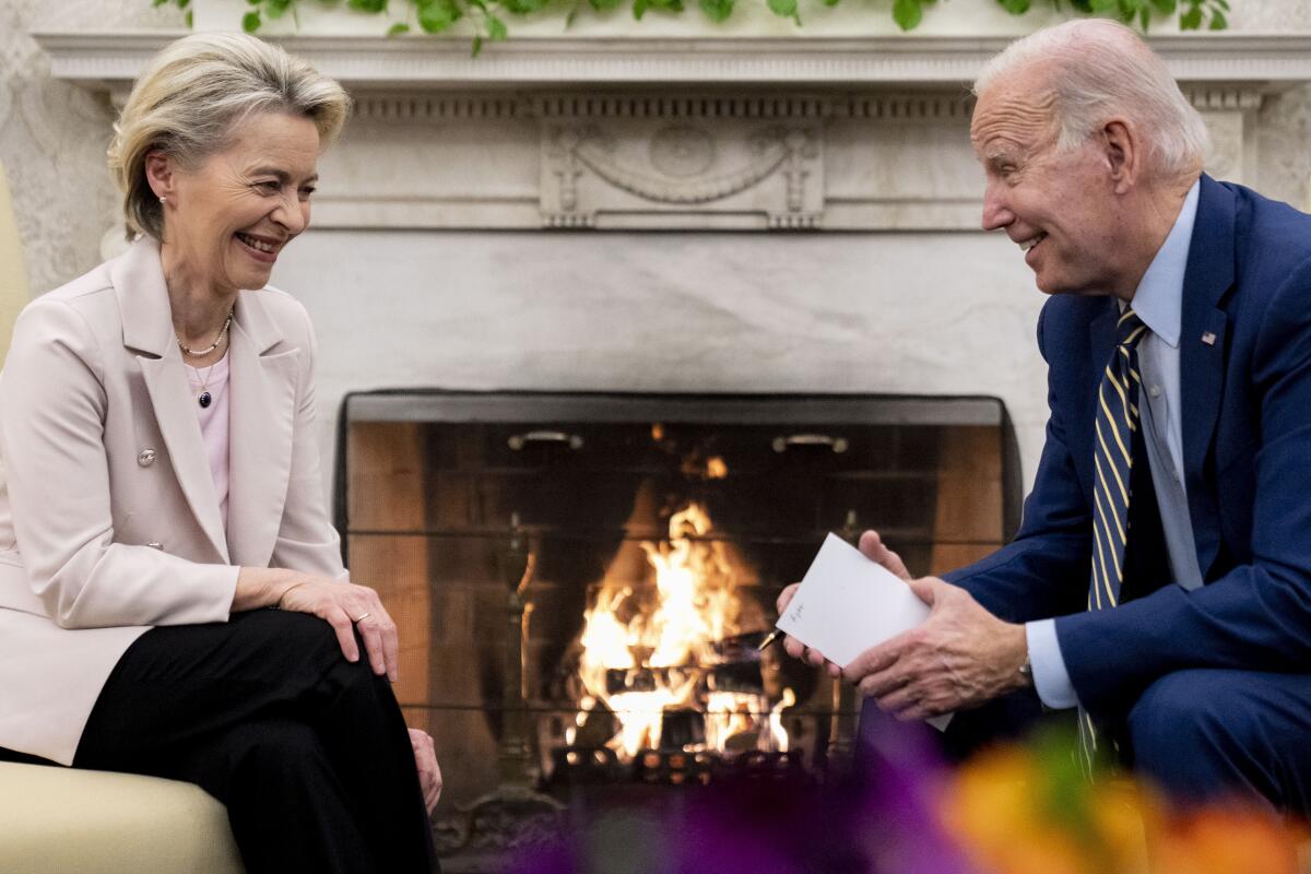 El presidente Joe Biden conversa con la presidenta de la Comisión Europea, Ursula von der Leyen, 