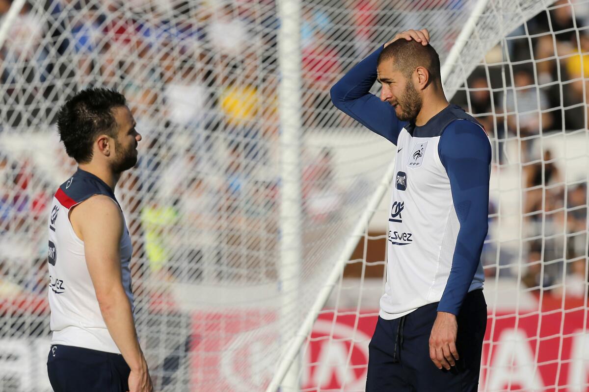 Karim Benzema (der) habla con Mathieu Valbuena 