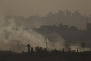 Una explosión causa una humareda en la Franja de Gaza, vista desde el sur de Israel, el 13 de mayo de 2024. (AP Foto/Leo Correa)