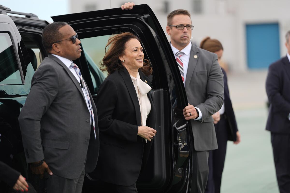 La nominada presidencial demócrata Kamala Harris, al centro, llega para abordar 