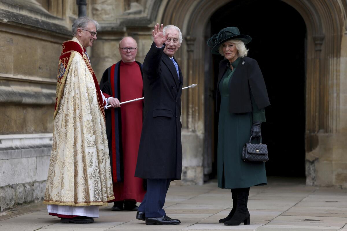 El rey de Inglaterra, Carlos III, en el centro, y la reina Camilla llegan a la misa de Pascua 