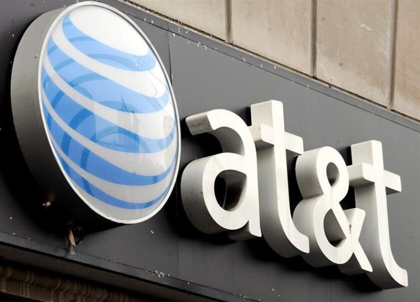Fotografía de archivo que muestra el logotipo de AT&T en una de sus tiendas en Nueva York (Estados Unidos). EFE/Archivo