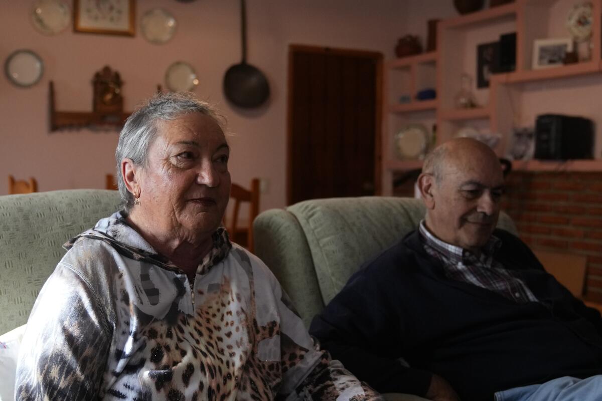 Los padres de Santiago Sánchez Cogedor, Celia Cogedor, a la izquierda, y Santiago Sánchez, hablan durante una entrevista